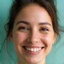 Portrait de Sophie, cliente satisfaite, souriante avec fond pastel bleu-vert