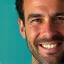 Portrait de Julien, homme souriant, ambiance lumineuse douce